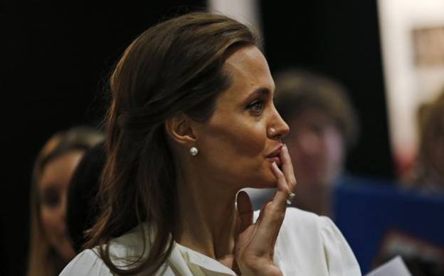 Анджелина Джоли получила незначительную травму головы во время съемок триллера "Солт". Анджелина Джоли получила незначительную травму головы во время съемок триллера "Солт".