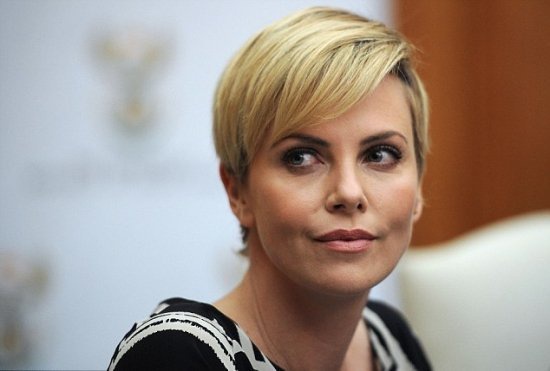 Во время съемок фильма "Белоснежка и охотник" Шарлиз Терон порвала связки. Во время съемок фильма "Белоснежка и охотник" Шарлиз Терон порвала связки.