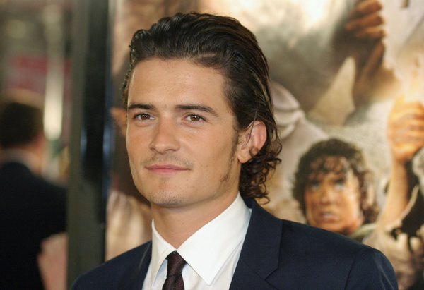 Орландо Блум сломал себе пару ребер во время съемок Властилин колец. Актер упал с лошади. Орландо Блум сломал себе пару ребер во время съемок Властилин колец. Актер упал с лошади.