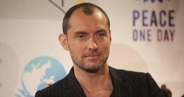 Джуд Лоу сломал ребро на съемках фильма "Талантливый мистер Рипли". Джуд Лоу сломал ребро на съемках фильма "Талантливый мистер Рипли".