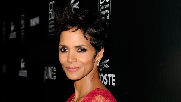 Холли Берри может "похвастаться " несколькими несчастными случаями. На съемках фильма "Женщина-кошка" она упала и получила сотрясения мозга, фильма "Готика" сломала руку, работы над  фильмом "Умри, но не сейчас" получила травму глаза. Холли Берри может "похвастаться " несколькими несчастными случаями. На съемках фильма "Женщина-кошка" она упала и получила сотрясения мозга, фильма "Готика" сломала руку, работы над  фильмом "Умри, но не сейчас" получила травму глаза.