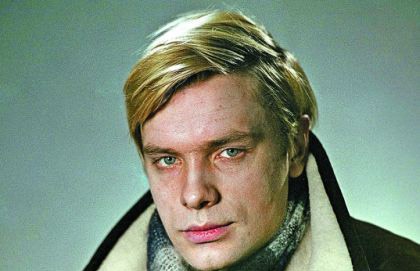 Олег Видов променял съемки на развод с женой. На роль коварного соблазнителя Родиона Рачкова Меньшов звал актера Олега Видова. Но тому было не до съемок – он разводился с женой. Видов сейчас живет в Штатах. И хотя жизнь его за океаном сложилась хорошо, он Олег Видов променял съемки на развод с женой. На роль коварного соблазнителя Родиона Рачкова Меньшов звал актера Олега Видова. Но тому было не до съемок – он разводился с женой. Видов сейчас живет в Штатах. И хотя жизнь его за океаном сложилась хорошо, он