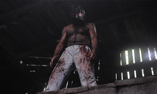 Фильм ужасов "Оборотень". Адвокат начинает подозревать, что клиент, обвиняемый в убийстве семьи, может быть более страшным, чем кажется на первый взгляд. Однажды,  прямо в полицейском участке подозреваемый начинает превращаться в оборотня.