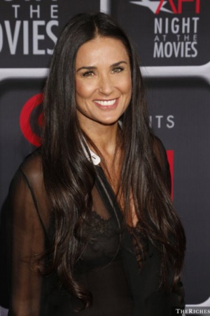 Деми Мур. Деми Мур несомненно является одной из самых известных хищниц, учитывая насколько подробно описывались её отношения с Эштоном Кутчером (Ashton Kutcher) в средствах масс-медиа. До их развода Деми была по уши влюблена в своего мужа, Эштона Кутчера,