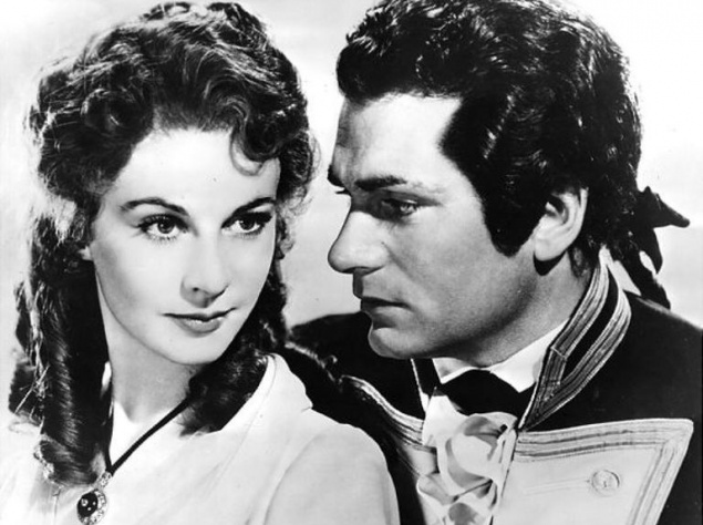 Вивьен Ли и Лоуренс Оливье. "ЛЕДИ ГАМИЛЬТОН", 1941. Лоуренс впервые увидел ее в театре: актер был очарован, но женат. Да и Вивьен оказалась замужней дамой. Впрочем, ревностным отношением к семейным ценностям этот дуэт не славился никогда. На съемках "Плам