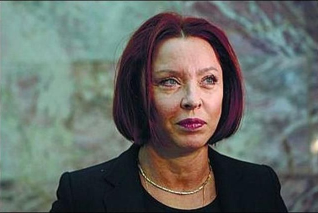 — Никогда не буду играть маму киллера и тому подобное. Сидеть в кадре бабкой и вязать мне неинтересно. Я как была прихотлива в выборе ролей, так и осталась. Но не вижу в этом никакой драмы. Я, скорее, вижу драму в том, что не снимаются Марина Неелова, Лен