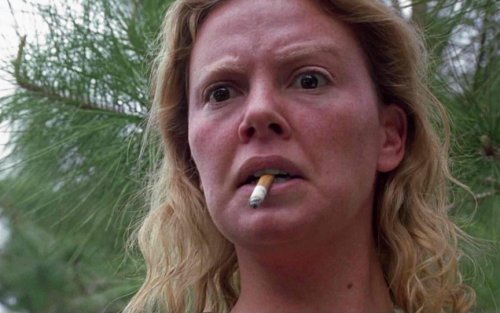 2. Шарлиз Терон (Charlize Theron) в фильме "Монстр". Шарлиз Терон не пошла на такие экстремальные преобразования, как некоторые из других актёров, но то, что она сделала, действительно коренным образом изменило её образ. Во-первых, она набрала 13 килограм