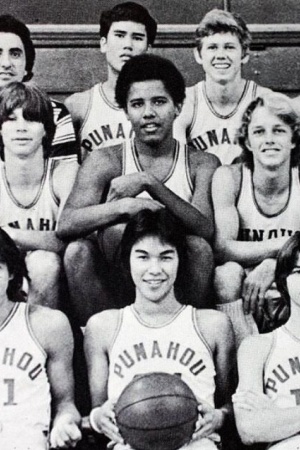 Барак Обама в школьной баскетбольной команде.