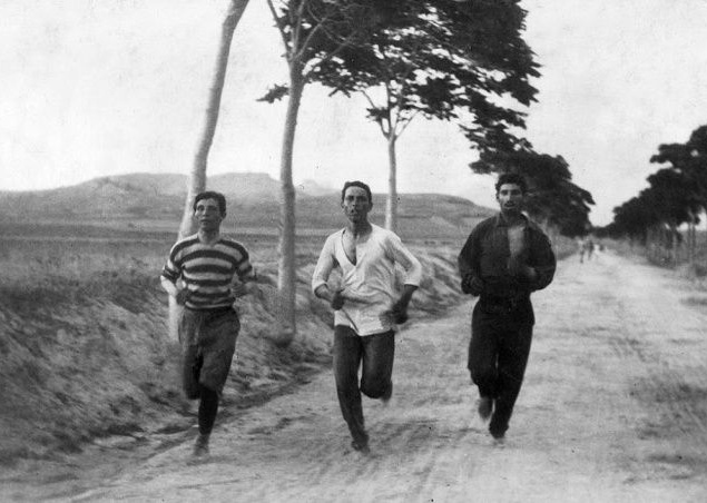 Марафонцы на первых современных Олимпийских играх, проходивших в Афинах, Греция, 1896.