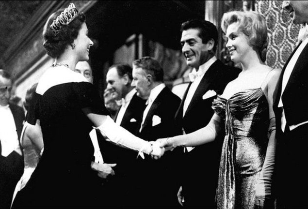 Мэрилин Монро встречает королеву Елизавету II, 1956.