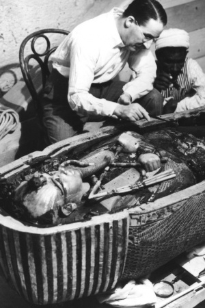 Говард Картер, английский археолог, рассматривает открытый саркофаг Тутанхамона.