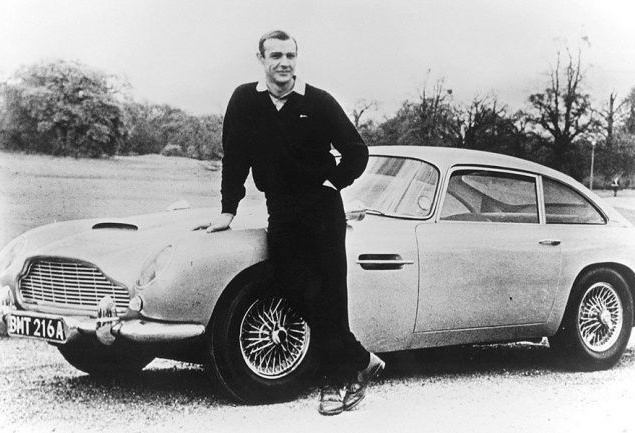 Шон Коннери в роли Джеймса Бонда позирует с Aston Martin DB5, 1965.