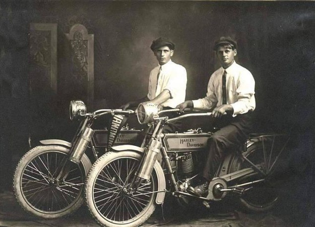 Уильям Харли и Артур Дэвидсон — учредители мотоциклов Harley Davidson, 1914.