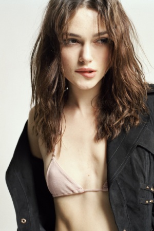 Актриса Кира Найтли считает, что у нее совсем нет груди.