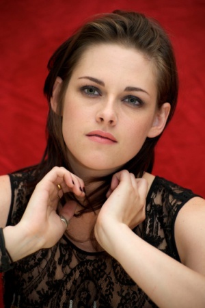 Кристен Стюарт стесняется торчащих ушей, которые прячет под объемными прическами.