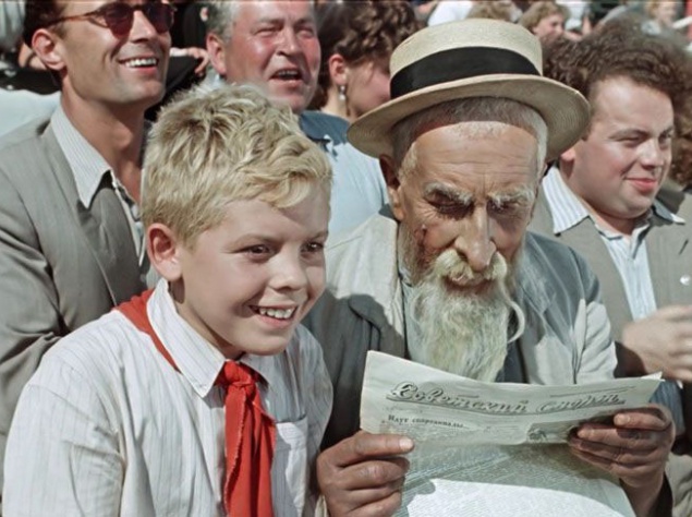 Экранизацией своей сказки Лагин остался крайне недоволен. Наталья Лагина: "Папа был категорически против, чтобы по "Хоттабычу" снимали кино. Вообще не хотел фильмов по своим книгам. И мне внушил, чтобы с лестницы спускала, если приходят с киностудий. "Я п