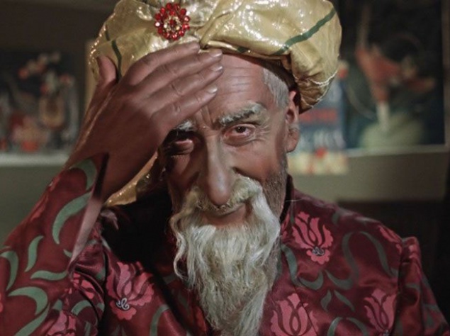 В фильме много отличий от книги: — Убрана вся сюжетная линия с братом Хоттабыча: герои не путешествуют ни в Италию, ни в Северный Ледовитый океан. — Отсутствует жадный американский делец Гарри Вандендаллес. — В фильме при колдовстве Хоттабыч не использует