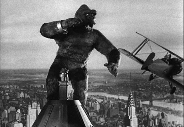 6. "Кинг Конг (1933). Это сказка о гигантской обезьяне может выглядеть примитивно по съемкам в наши дни, но приемы, которые были использованы при съемке Кинг-Конга стали классикой современных специальных эффектов. При создании фильма была использована сто 6. "Кинг Конг (1933). Это сказка о гигантской обезьяне может выглядеть примитивно по съемкам в наши дни, но приемы, которые были использованы при съемке Кинг-Конга стали классикой современных специальных эффектов. При создании фильма была использована сто