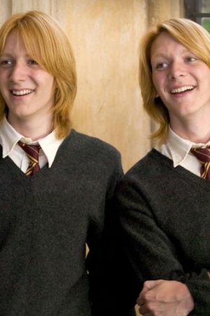 Джеймс и Оливер Фелпс в роли Фреда и Джорджа Уизли Джеймс и Оливер Фелпс в роли Фреда и Джорджа Уизли