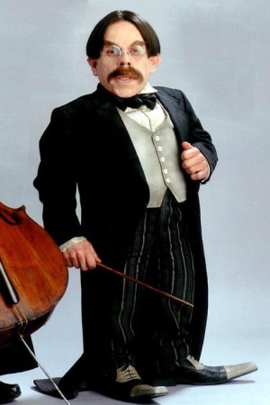 Уорвик Дэвис в роли гоблина кассира банка / Профессор Флитвик Уорвик Дэвис в роли гоблина кассира банка / Профессор Флитвик