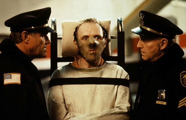 Молчание ягнят. Автор книги: Томас Харрис. Режиссер: Джонатан Демме. Джонатан Демме снял фильм, имевший не менее ошеломительный успех, чем книга. Этот фильм потрясает и поражает. Здесь нет пугающих моментов "из-за угла", музыка играет спокойно и мягко, на