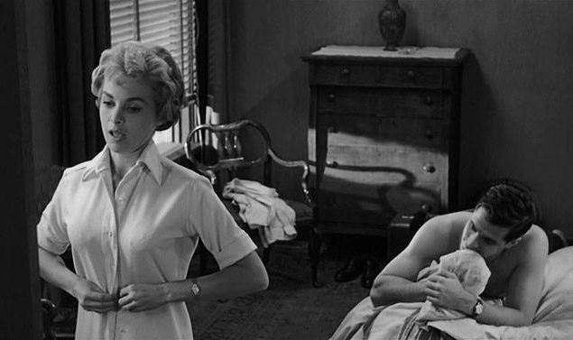 Психо. Автор книги: Роберт Блох. Режиссер: Альфред Хичкок. Книга буквально перевернула жанр триллера. А снятый по книге фильм считается чуть ли не визитной карточкой Альфреда Хичкока. Он триумфально попал на экраны мира и вызвал многочисленные подражания.