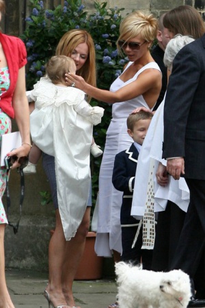 У дочери Джерри Холлиуэлл Блюбелл сразу две крестные матери Эмма Бантон и Виктория Бекхэм.