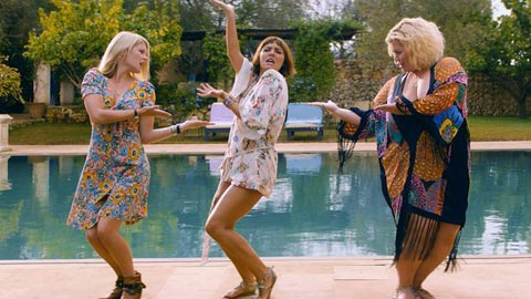 Мюзикл "Прогулка по солнечному свету". Мэдди и Раф после стремительного романа решают поженится. Мэдди счастлива: она готовится к церемонии, приглашает гостей, среди которых оказывается ее сестра Тэйлор. Кто мог предположить, что между Рафом и Тэйлор была Мюзикл "Прогулка по солнечному свету". Мэдди и Раф после стремительного романа решают поженится. Мэдди счастлива: она готовится к церемонии, приглашает гостей, среди которых оказывается ее сестра Тэйлор. Кто мог предположить, что между Рафом и Тэйлор была