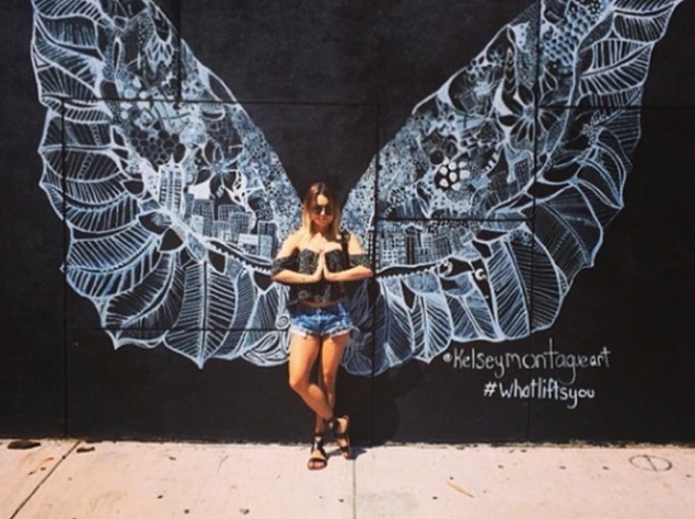 Ванесса Халденс гуляет по городу