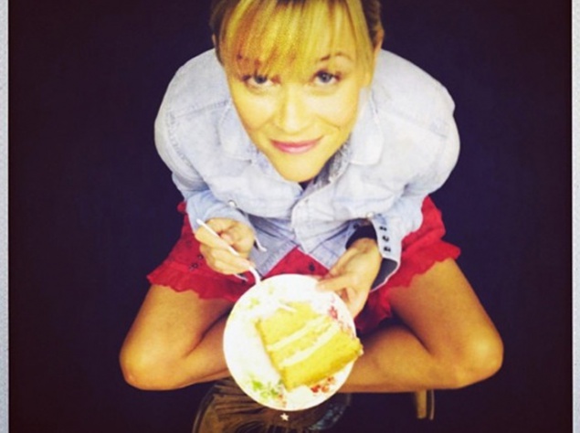 Риз Уизерспун не отказывает себе в сладком