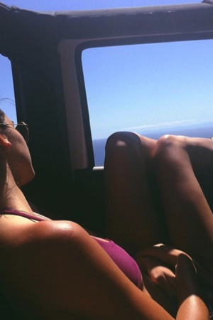 Кендал Дженнер наслаждается летним солнцем