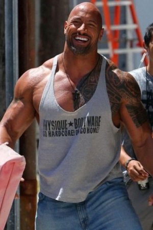 Дуэйн Джонсон (Dwayne Johnson). Дуэйн Джонсон, также известный как Скала, является одним из самых накачанных мужчин в Голливуде, но это, скорее всего, обуславливается тем, что он начал свою карьеру во Всемирной федерации рестлинга, где он выступал с 1996 