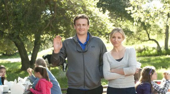 Комедия "Секс-видео". Когда Джей и Энни только начали встречаться, их отношения были очень насыщенными. Но десять лет совместной жизни и двое детей исчерпали всю романтику. Чтобы снова разжечь огонь любви они решают снять на видео, как они пробуют каждую 