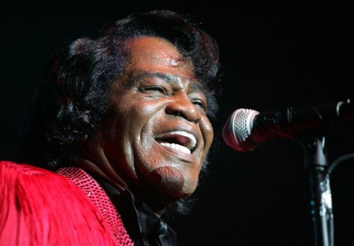 2. Джеймс Браун (James Brown) – Грабёж, нанесение телесных повреждений и хранение наркотиков. Одним из первых исполнителей музыки в стиле фанк был Джеймс Браун, карьера которого продолжалась в течение более 6 десятилетий. В начале своей жизни, он провёл н