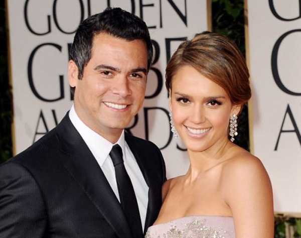 7. Джессика Альба (Jessica Alba). Джессика Альба встретила Кэша Уоррена (Cash Warren), помощника продюсера во время съёмок фильма "Фантастическая четвёрка" в 2004 году. Кэш был большим поклонником Альбы и её работы, начиная с её фильмов 90-ых годов, и до 7. Джессика Альба (Jessica Alba). Джессика Альба встретила Кэша Уоррена (Cash Warren), помощника продюсера во время съёмок фильма "Фантастическая четвёрка" в 2004 году. Кэш был большим поклонником Альбы и её работы, начиная с её фильмов 90-ых годов, и до