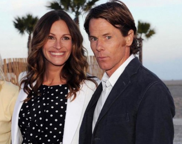 5. Джулия Робертс (Julia Roberts). Душечка Америки, Джулия Робертс встречалась со своими знаменитыми коллегами, такими как Мэттью Перри (Matthew Perry), Кифер Сазерленд (Kiefer Sutherland), Лиам Нисон (Liam Neeson) и Дилан Макдермотт (Dylan McDermott). В 5. Джулия Робертс (Julia Roberts). Душечка Америки, Джулия Робертс встречалась со своими знаменитыми коллегами, такими как Мэттью Перри (Matthew Perry), Кифер Сазерленд (Kiefer Sutherland), Лиам Нисон (Liam Neeson) и Дилан Макдермотт (Dylan McDermott). В