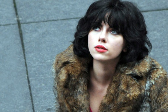 Триллер "Побудь в моей шкуре". По трассе Эдинбург-Глазго ездит потрепанная машина с роскошным водителем – эффектной красоткой с зелеными глазами. Она подбирает автостопщиков и парализует их. Девушка оказывается представительницей иной цивилизации, чьи сор