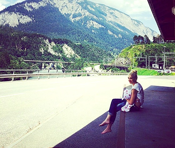 Гвен Стефани со своим третьим сыном Аполло. Певица и модельер кормила грудью и своих старших детей Гвен Стефани со своим третьим сыном Аполло. Певица и модельер кормила грудью и своих старших детей