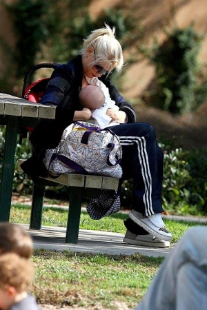 Гвен кормит Аполло Гвен кормит Аполло