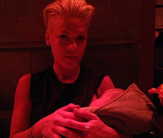 Пинк со своей дочерью Уиллоу Пинк со своей дочерью Уиллоу