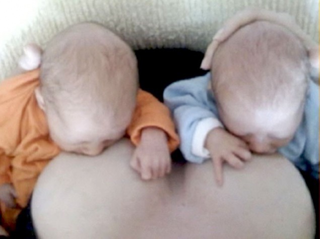 Джулия Боумен выложила  в сеть фото, как она кормит своих близняшек Джона и Гасона Джулия Боумен выложила  в сеть фото, как она кормит своих близняшек Джона и Гасона