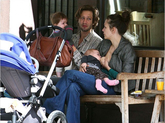 Мэгги Джилленхол кормит свою дочь Рамону прямо в уличном кафе в центре Нью-Йорка Мэгги Джилленхол кормит свою дочь Рамону прямо в уличном кафе в центре Нью-Йорка