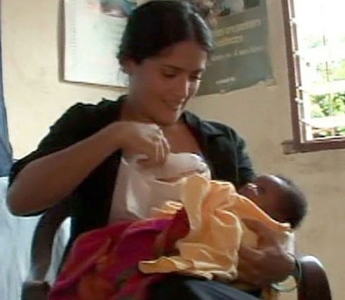 Сальма Хайек вообще героическая женщина, она кормила грудью не только дочь, но и чужого ребенка.  Родив дочь Валентину, она направилась с миссией доброй воли в Сьерра-Лионе. Там у одной из женщин из-за истощения пропало молоко, и тогда актриса решила сама Сальма Хайек вообще героическая женщина, она кормила грудью не только дочь, но и чужого ребенка.  Родив дочь Валентину, она направилась с миссией доброй воли в Сьерра-Лионе. Там у одной из женщин из-за истощения пропало молоко, и тогда актриса решила сама