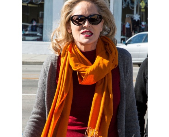 Любительницей комиссионок является красотка Шерон Стоун. Она коллекционирует кашемировые свитеры, которые ищет на барахолках. Любительницей комиссионок является красотка Шерон Стоун. Она коллекционирует кашемировые свитеры, которые ищет на барахолках.