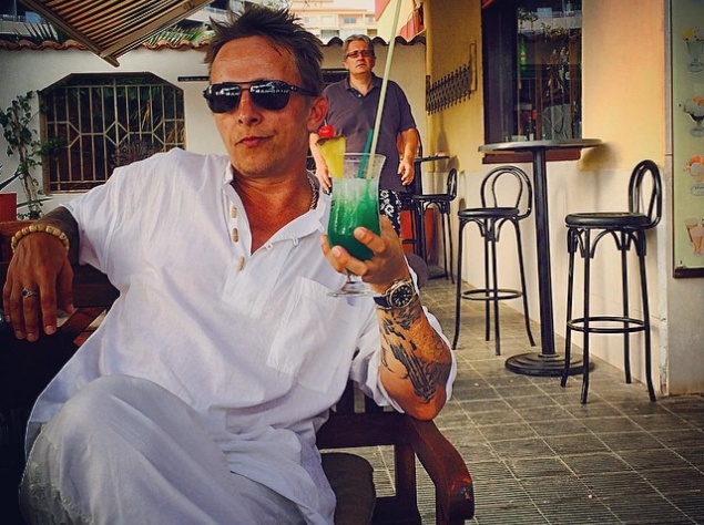 То, что актер действительно "грешит" горячительными напитками, подтверждают его фотографии с отдыха. Источник: Instagram Ивана Охлобыстина