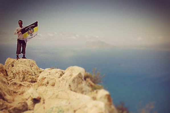 Охлобыстин гуляет по Испании с флагом "Мы русские, с нами Бог!"