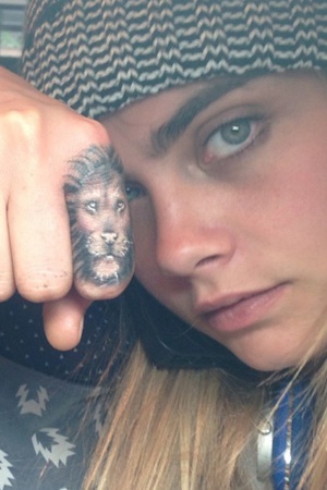 Татуировка Кары Делевинь