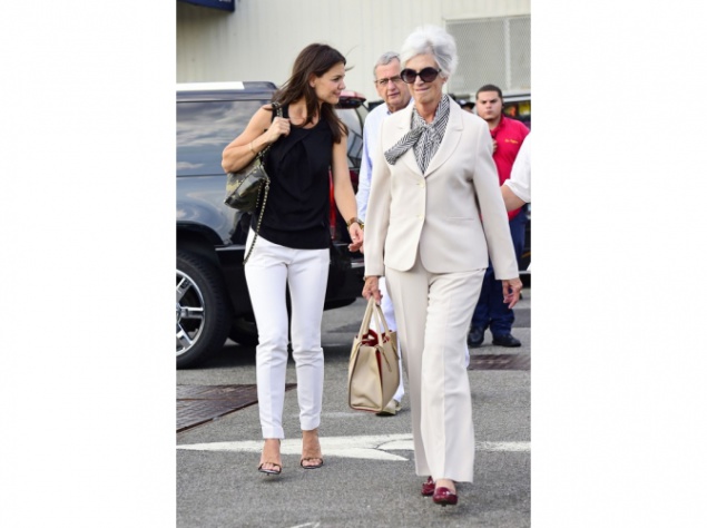 Кэти Холмс с родителями едет в загородный дом Кэти Холмс с родителями едет в загородный дом