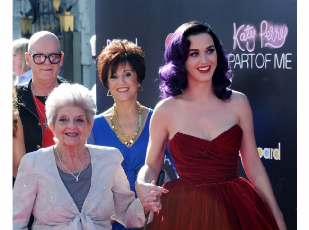 Кэти Перри с родителями и бабушкой на презентации своего альбома Кэти Перри с родителями и бабушкой на презентации своего альбома