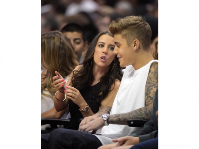 Джастин Бибер привел маму на баскетбольный матч Джастин Бибер привел маму на баскетбольный матч